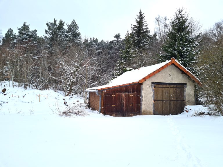 Grange dans la neige