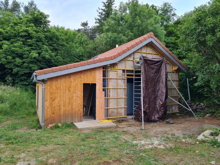 Rénovation du gîte La Hulotte. Matériaux écologiques , bois. campagne, parce des volcans